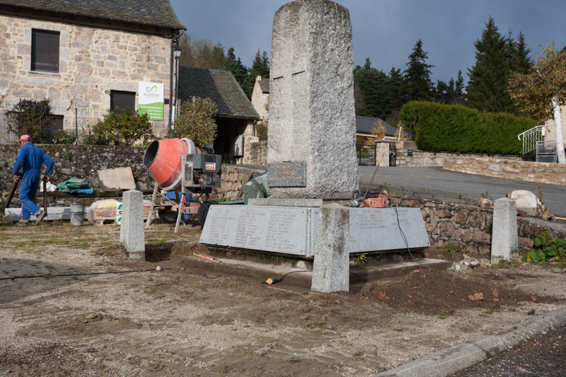 L'entreprise Batifol en train de rénover le monument aux morts de Javols