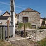 Installation des caches-containers à Javols, en Lozère.