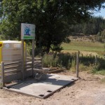 Installation des caches-containers à Javols, en Lozère.
