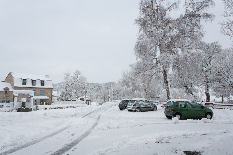Place de Javols sous la neige en Lozère
